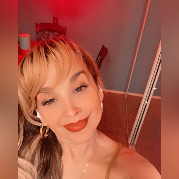 LIKE❤️MY FLYER SO YOU CAN BE NOTIFIED WHEN I GO LIVE💃 - Picture 1 of 13